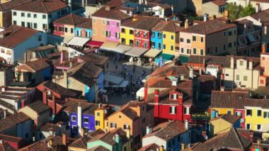 İtalya 'nın Burano Adası' ndaki renkli evlerin havadan görünüşü