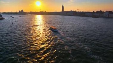Güneşli bir günde Venedik, İtalya 'da hareket eden teknelerin hava görüntüsü