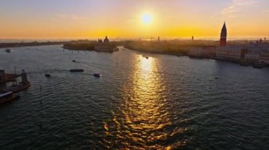 Güneşli bir günde Venedik, İtalya 'da hareket eden teknelerin hava görüntüsü