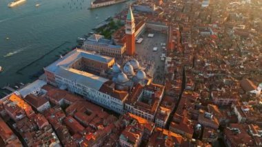 Günbatımında İtalya, Venedik 'te St. Mark' s Campanile 'in hava manzarası.