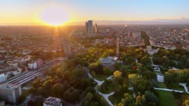 Güneşli bir günde İtalya 'nın Milano kentindeki Sempione parkının hava manzarası