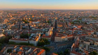 Güneşli bir günde İtalya 'nın Milano kentinin havadan görünüşü