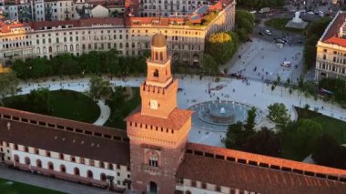 Sforzesco Kalesi 'nin havadan görünüşü Milan, İtalya