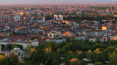 Güneşli bir günde şehir merkezinin havadan görünüşü Milano, İtalya