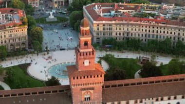 Sforzesco Kalesi 'nin havadan görünüşü Milan, İtalya