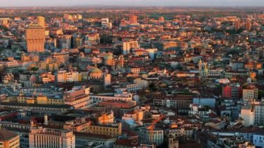 Güneşli bir günde İtalya 'nın Milano kentinin havadan görünüşü