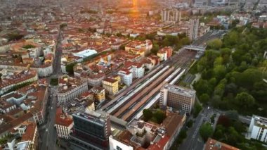 Güneşli bir günde şehir merkezinin havadan görünüşü Milano, İtalya