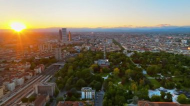 Güneşli bir günde şehir merkezinin havadan görünüşü Milano, İtalya
