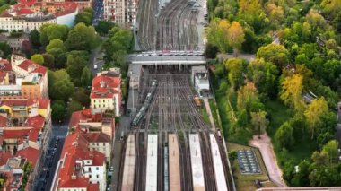 İtalya 'daki Milano Cadorna Tren İstasyonu' na giren bir trenin hava görüntüsü