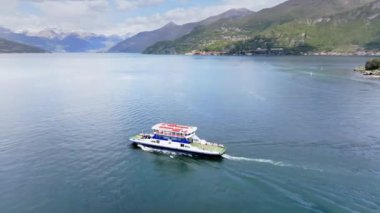 Gemi güneşli bir günde İtalya 'nın Como Gölü' nde yol alıyor.