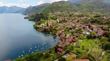 İtalya 'daki Como Gölü yakınlarındaki Bellagio köyünün havadan görüntüsü.