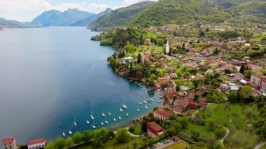 İtalya 'daki Como Gölü yakınlarındaki Bellagio köyünün havadan görüntüsü.