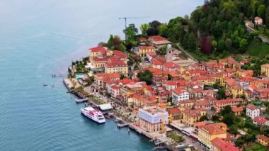 İtalya 'daki Como Gölü yakınlarındaki Bellagio köyünün havadan görüntüsü.