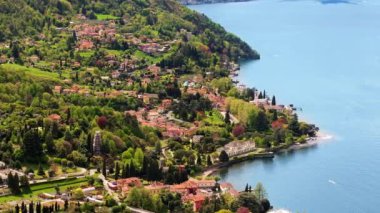 İtalya 'daki Como Gölü yakınlarındaki Bellagio köyünün havadan görüntüsü.
