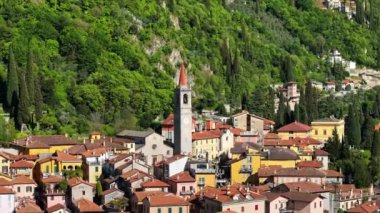Varenna, İtalya 'daki evlerle çevrili S.Giorgio Kilisesi' nin havadan görünüşü.