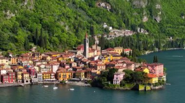 Varenna, İtalya 'daki evlerle çevrili S.Giorgio Kilisesi' nin havadan görünüşü.