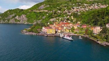 İtalya 'daki Como Gölü yakınlarındaki Varenna köyünün havadan görünüşü