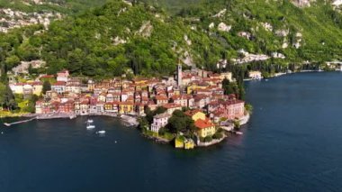İtalya 'daki Como Gölü yakınlarındaki Varenna köyünün havadan görünüşü