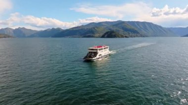 Gemi güneşli bir günde İtalya 'nın Como Gölü' nde yol alıyor.
