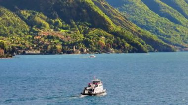 Gemi güneşli bir günde İtalya 'nın Como Gölü' nde yol alıyor.