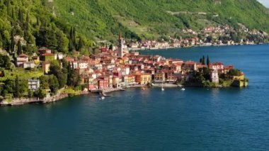 Gündüz vakti Varenna, İtalya ve Como Gölü 'nün havadan görünüşü