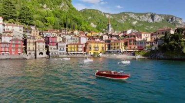 İtalya 'daki Como Varenna Gölü yakınlarındaki köyde tekneler.