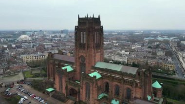 Liverpool Katedrali 'nin havadan görünüşü ve arka planda şehir Liverpool, İngiltere