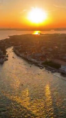 Günbatımında İtalya, Venice City yakınlarında hareket eden teknelerin insansız hava aracı görüntüsü. Dikey
