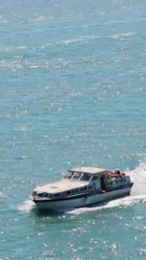 Venedik, İtalya 'da gündüz vakti denizde yüzen bir teknenin insansız hava aracı görüntüsü. Dikey