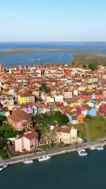 İtalya 'nın Burano Adası' ndaki renkli evlerin insansız hava aracı görüntüsü. Dikey