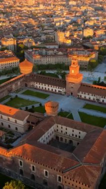 Gün batımında İtalya, Milan 'daki Sforzesco Kalesi' nin insansız hava aracı görüntüsü. Dikey