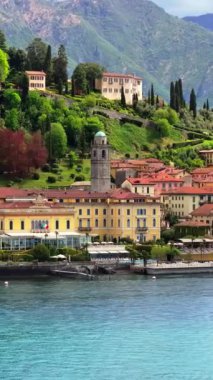 İtalya, Bellagio 'daki evlerle çevrili St. Giacomo Bazilikası' nın insansız hava aracı görüntüsü. Dikey