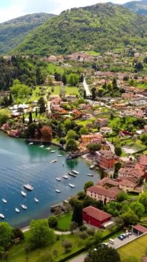 İtalya, Como Gölü yakınlarındaki Bellagio köyünün insansız hava aracı görüntüsü. Dikey