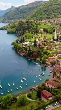 İtalya, Como Gölü yakınlarındaki Bellagio köyünün insansız hava aracı görüntüsü. Dikey