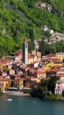 Varenna, İtalya 'daki evlerle çevrili S.Giorgio Kilisesi' nin insansız hava aracı görüntüsü. Dikey