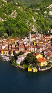 İtalya 'daki Como Gölü yakınlarındaki Varenna köyünün insansız hava aracı görüntüsü. Dikey