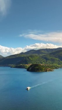 Güneşli bir günde İtalya 'nın Como Gölü' nde seyir halindeki hava aracı görüntüsü. Dikey