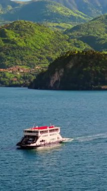 Güneşli bir günde İtalya 'nın Como Gölü' nde seyir halindeki hava aracı görüntüsü. Dikey