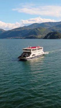 Güneşli bir günde İtalya 'nın Como Gölü' nde seyir halindeki hava aracı görüntüsü. Dikey