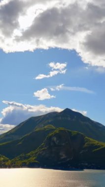 İtalya 'daki Como Gölü yakınlarında mavi gökyüzü olan Alpler' in insansız hava aracı görüntüsü. Dikey