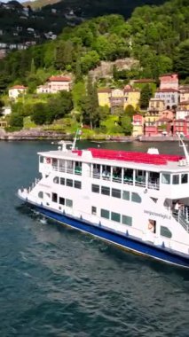 Varenna, İtalya - 20 Nisan 2024: Güneşli bir günde İtalya 'nın Como Gölü' nde hava aracı görüntüsü kalça navigasyonu. Dikey