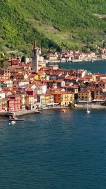 İtalya 'daki Como Gölü yakınlarındaki Varenna köyünün insansız hava aracı görüntüsü. Dikey