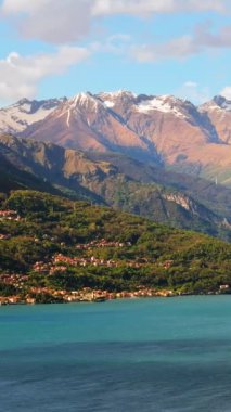 İtalya 'daki Como Gölü yakınlarındaki Varenna köyünün insansız hava aracı görüntüsü. Dikey