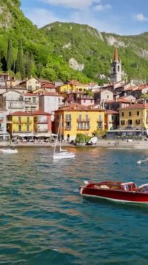 Varenna, İtalya 'da Como Gölü yakınlarındaki teknelerin insansız hava aracı görüntüsü. Dikey