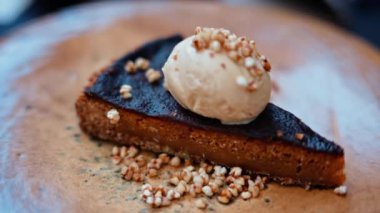 Tabağında dondurma olan bir parça tart, bir kafede.