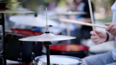 Dışarıda davul çalan adama yaklaş.