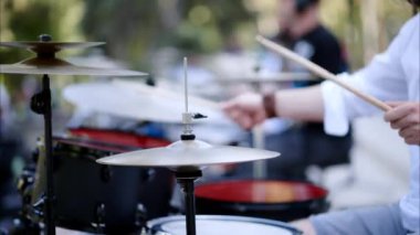 Dışarıda davul çalan adama yaklaş.