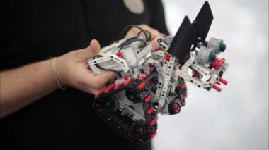 Adam hareket eden bir robotu inceliyor, ağır çekim.