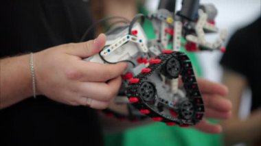 Adam hareket eden bir robotu inceliyor, ağır çekim.