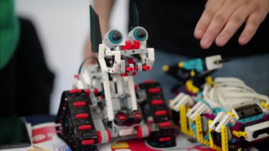 Adam hareket eden bir robotu inceliyor, ağır çekim.